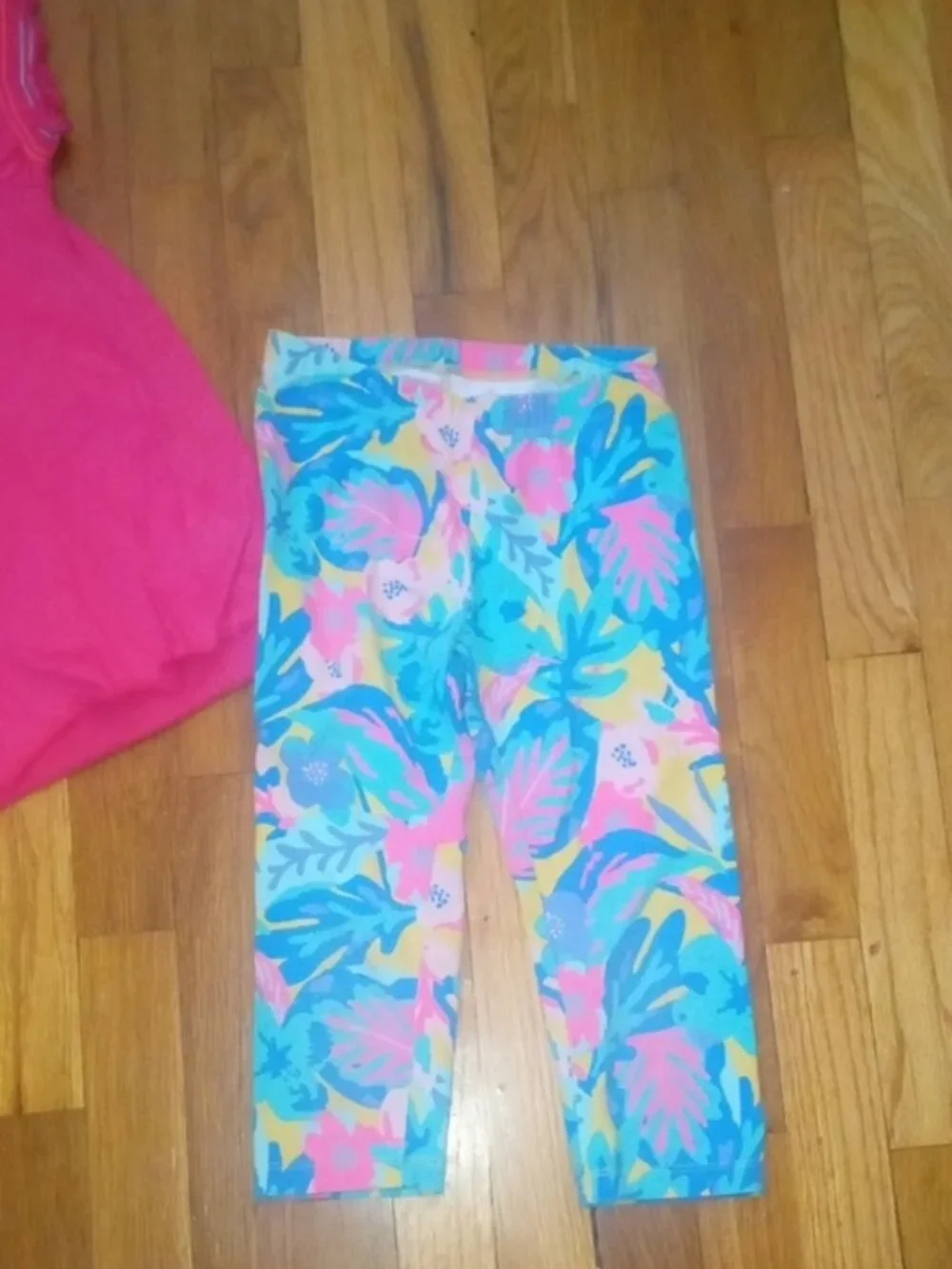 girl med tropical print capri leggings and pink top